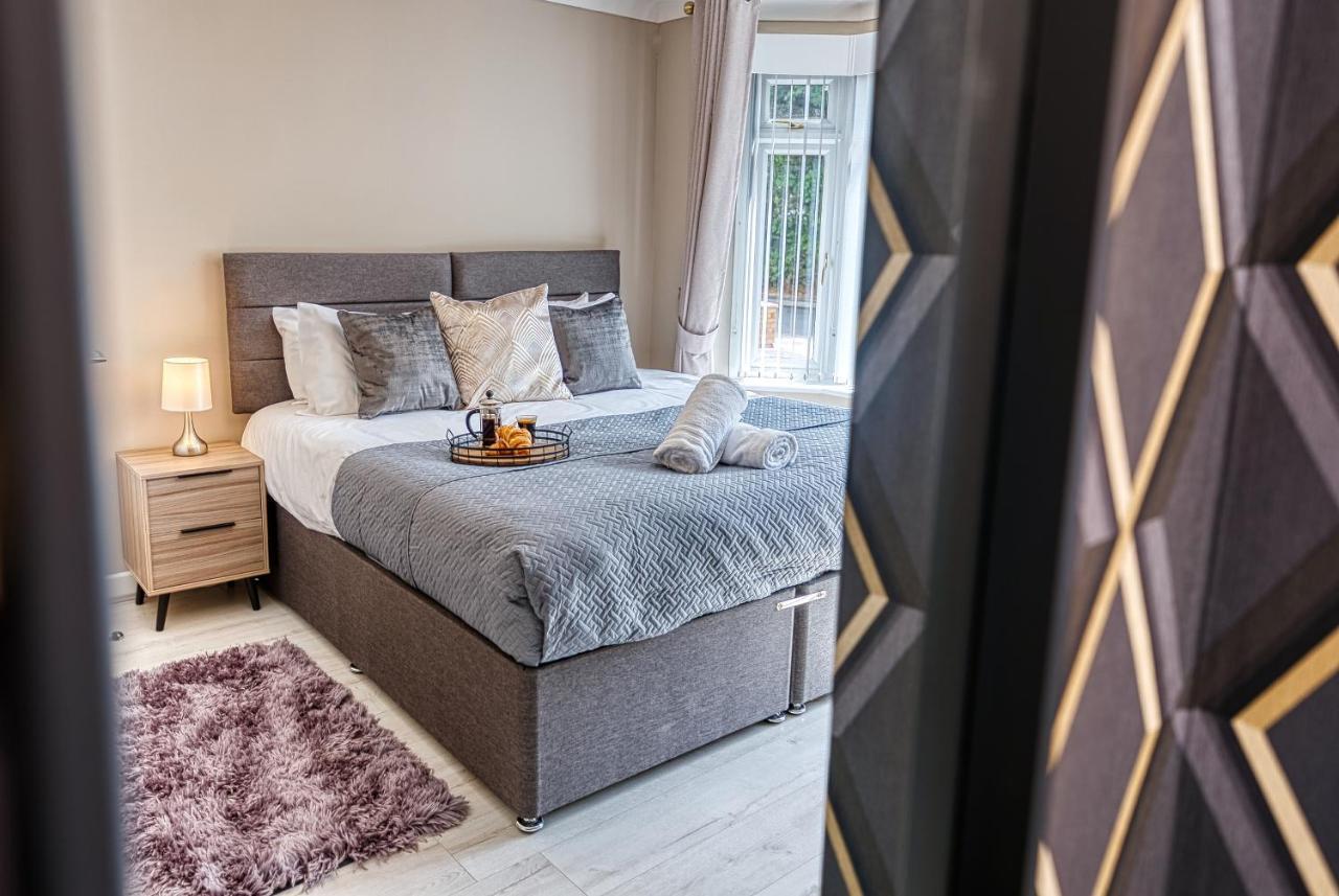 Elegant Solihull House: Central 5-Bed Retreat for Business & Leisure Exterior photo