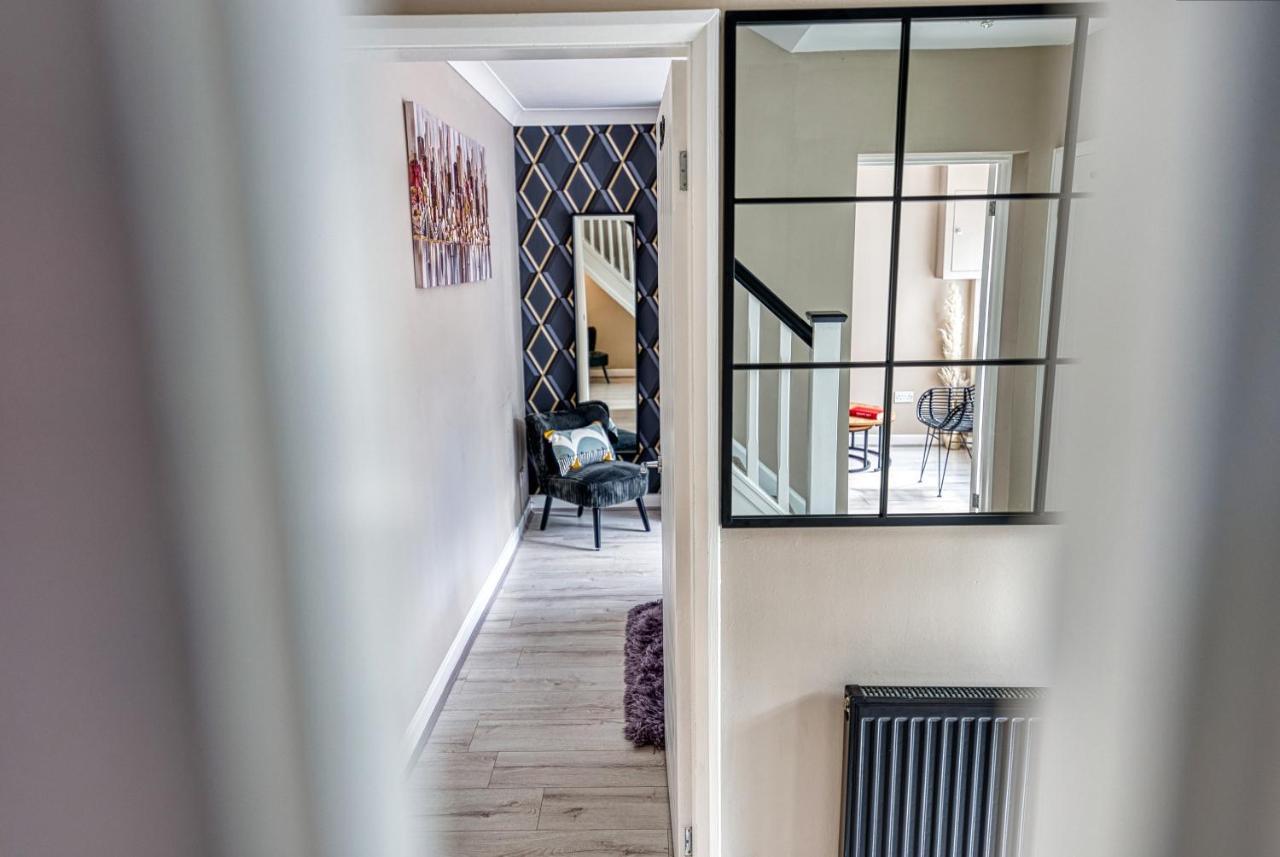 Elegant Solihull House: Central 5-Bed Retreat for Business & Leisure Exterior photo