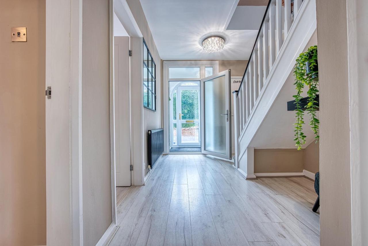 Elegant Solihull House: Central 5-Bed Retreat for Business & Leisure Exterior photo