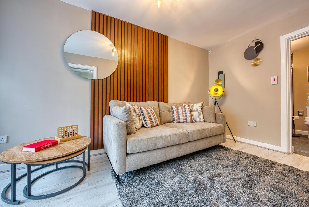 Elegant Solihull House: Central 5-Bed Retreat for Business & Leisure Exterior photo