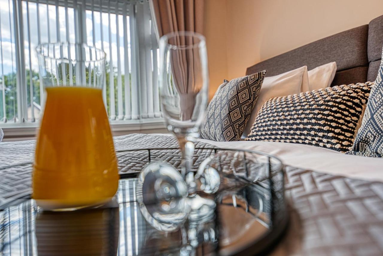 Elegant Solihull House: Central 5-Bed Retreat for Business & Leisure Exterior photo